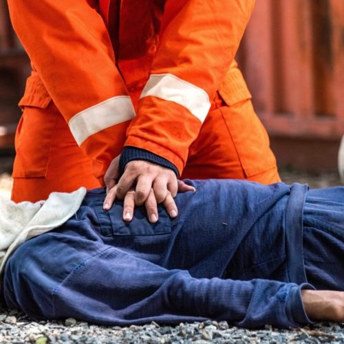 how can i tell if someone is experiencing cardiac arrest