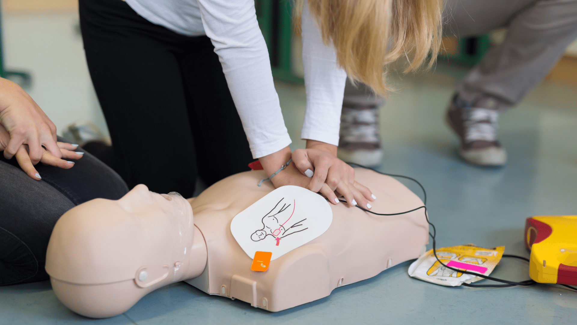 Using AED on a dummy.