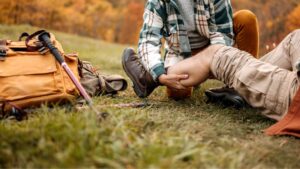 A person experienced in first aid for travellers helping someone.